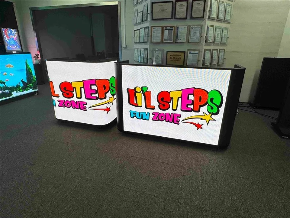 LED video devor ekranli portativ DJ kabinasi